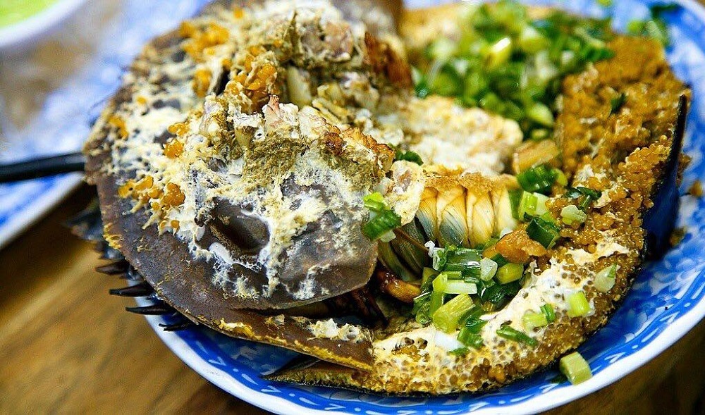 Sam biển nướng mỡ hành là một trong những món hải sản đặc sắc, nổi bật bởi hương vị béo thơm, đậm đà và cực kỳ “bắt vị”. Tuy nhiên, không phải ai cũng biết cách làm sam biển nướng mỡ hành sao cho đúng chuẩn nhà hàng, giữ trọn độ ngọt tự nhiên của thịt sam mà vẫn dậy mùi hấp dẫn.